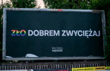 "Mamy dość tęczowej indoktrynacji". Próbowano zniszczyć billboardy...