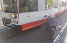 Wypadek w Łodzi. Kierujący skuterem nie przeżył zderzenia z tramwajem