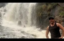 Australijski wodospad podczas ulewy, który latem jest całkowicie wyschnięty.