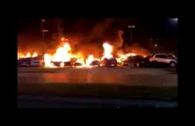 Protestujący w ramach BLM pokojowo podpalili salon samochodowy