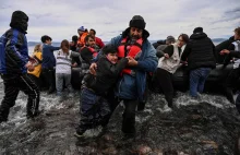 New York Times: Grecy wyrzucili uchodźców tam skąd przypłynęli... na...