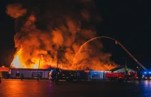 VIDEO i DUŻO ZDJĘĆ] Ogromny pożar marketu LIDL. Zawalił się dach budynku