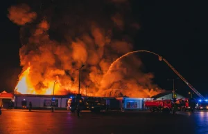 VIDEO i DUŻO ZDJĘĆ] Ogromny pożar marketu LIDL. Zawalił się dach budynku