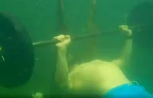 Nowy rekord Guinnessa w wyciskaniu pod wodą – video