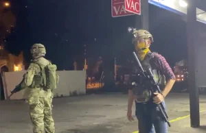 Uzbrojeni obywatele bronią stacji benzynowej przed tłumem podpalaczy