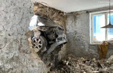 Groźna kolizja w Częstochowie. Audi uderzyło w renault, potem przebiło ścianę.