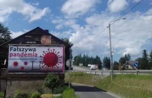 “Fałszywa pandemia”. Pojawił się pierwszy taki billboard w Polsce