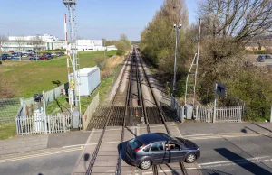 W Białymstoku pociągi naprawdę ustępują pierwszeństwa samochodom [WIDEO]