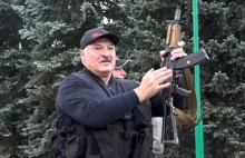 Łukaszenka chodzi z kałasznikowem tak samo jak Osama ben Laden