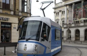 Zwrócił uwagę chuliganom w tramwaju, został zaatakowany