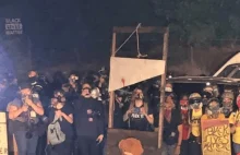 Aktywiści BLM montują GILOTYNE przed chałupą BEZOSA, który ich popiera.
