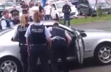 Niemiecka policja pomaga imigrantowi wysiąść z samochodu. ( ͡º ͜ʖ͡º)