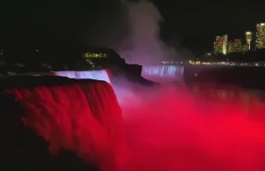 Niagara w biało-czerwonych barwach.Uczczono 40.rocznicę powstania "Solidarności"