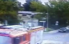 Wóz strażacki wyłamuje barierki na przejeździe kolejowym