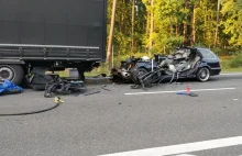 Wyciągali bmw spod tira. Zmiażdżone kombi wbite w naczepę