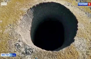 50 metrowej głębokości lej krasowy na Syberii
