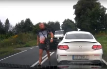 Kierowca Mercedesa wyprzedza jak szalony, a potem opluwa auto z kamerą