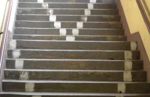 Niepełnosprawni na dworcu w Legnicy zsuwają się po schodach