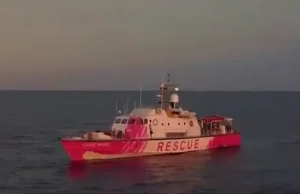 Łódź Banksiego, która miała ratować imigrantów, utknęła na morzu