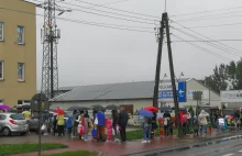 ABSURDALNA sytuacja przed przedszkolem w Ząbkach! Dzieci MOKNĄ, bo do...