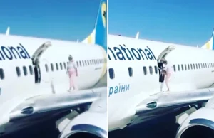 Kobieta wyszła na skrzydło samolotu, bo było jej za gorąco
