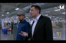 Elon Musk oprowadza Leonardo DiCaprio po gigafabryce.