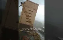 Pracownicy filmowali spadające dźwigi na placu budowy w Tiumeniu
