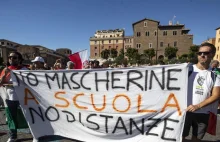 "Żadnej maseczki w szkole, żadnego dystansu". Protest w Rzymie.