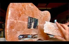 Zbudowałem gitarę z bryły soli