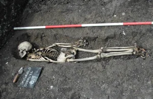 Dlaczego w średniowiecznej Europie ciała zmarłych składano twarzą w dół? -...