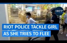 Policjant w Hong Kongu powala 12-letnią dziewczynkę.
