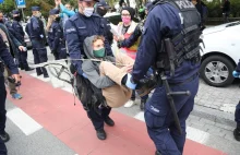Policjanci wynieśli działaczy Extinction Rebellion blokujących ulicę w Warszawie