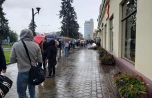 Białoruś: Gigantyczne kolejki przed kawiarnią, w której wybito drzwi i szybę