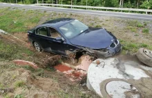 Dwie 18-latki rozbiły czarne BMW. Brawurowa jazda zakończyła się w rowie