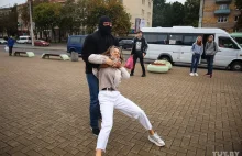 Białoruś: Ludzie w maskach i bez oznaczeń brutalnie zatrzymują protestujących