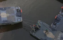 Żołnierze kończą budowę mostu pontonowego na Wiśle