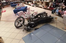 Kradzionym motorowerem uszkodził dwa auta i wjechał do sklepu [video]