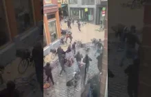 Bitwa na krzesła w centrum miasta pomiędzy "kibicami"