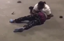 Czarni ratują białego policjanta przed innym czarnym.