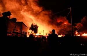 Grecja: Nielegalni imigranci świętują spalenie obozu dla uchodźców.