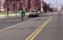 Zabawa dwóch debili na rowerach