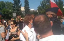 Atak dziennikarza TVN24 na uczestnika protestu "Stop Plandemii"