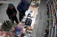 Napad na sklep. Rabuś strzelił sobie gazem prosto w twarz (VIDEO