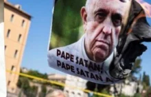 Konserwatywni katolicy spalili zdjęcie papieża
