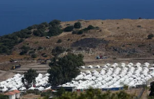 Budowa nowego obozu na Lesbos jest na ukończeniu. Migranci odmawiają wejścia tam