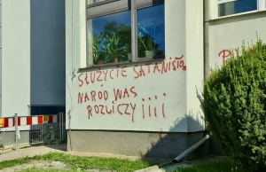 ZAMOŚĆ: "Służycie satanistom", "Naród was rozliczy !!!" Obraźliwe napisy...