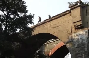 Skoczył z mostu na nierozciągliwej linie.