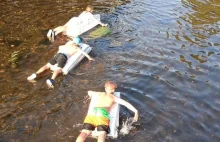 Dzieci pływały w rzece na kawałkach styropianu