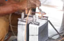Recykling akumulatorów zrobiony na kolanie na ulicy