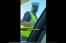 Policjantka bada alkomatem pasażera